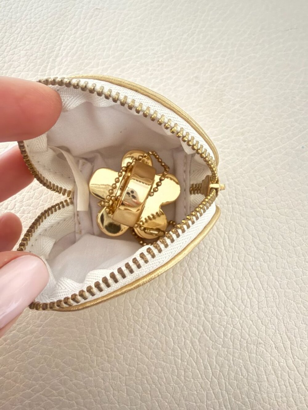 MARC JACOBS DAISY SOLID PERFUME RING & MINI GOLD POUCH SET COLLECTIBLE - Picture 5 of 5